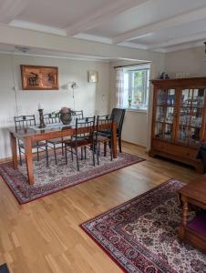 a living room with a dining room table and chairs at Idyllisk feriested in Røyksund