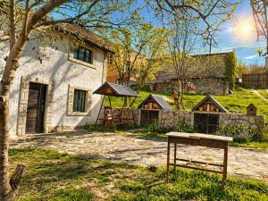 a house with a stone yard with a bench in front of it at Galaluxe in Tʼeghut