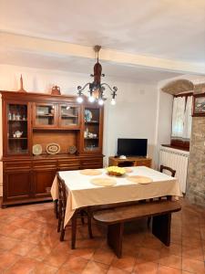 a dining room with a table and a kitchen at Agriturismo Casa Paradiso in Cortona