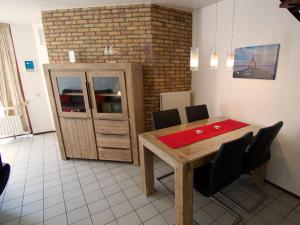 a dining room with a table and chairs at Rustpunt in Brouwershaven +7 photos