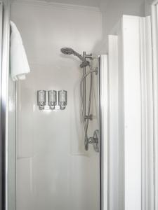 a shower in a bathroom next to a shower at Maison LeBreux - Motel in Petite-Vallée +13 photos