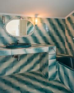 ein Bad mit einem Waschbecken und einem Spiegel in der Unterkunft Blue Horizon 3 in Chalkidiki in Chaniotis