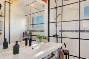 a bathroom with a sink and a mirror at Chez Fred proche plage et gr34 in Plougoulm