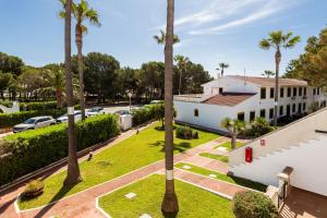 an aerial view of a building with palm trees at Bon repós B11 in Cala en Bosc