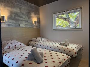 zwei Einzelbetten in einem Zimmer mit Fenster in der Unterkunft Ethan in Saint-Raphaël + 58 Fotos