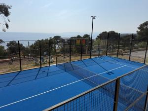 ein Tennisplatz mit einem Netz darüber in der Unterkunft Ethan in Saint-Raphaël