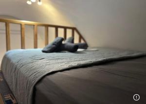 ein Bett mit zwei Kissen darauf in der Unterkunft Argo Studio! in Vóthon