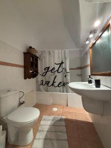 ein Badezimmer mit Toilette und Waschbecken in der Unterkunft Argo Studio! in Vóthon + 8 Fotos