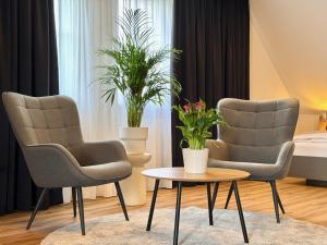 two chairs and a coffee table in a room at feinzeit am Windfelder See - Ruhe & Natur nahe Bamberg in Stegaurach