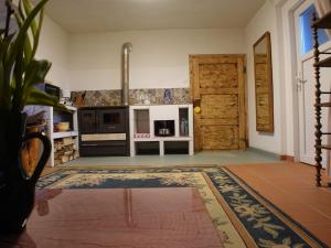 a room with a kitchen with a door and a rug at Blaues Häuschen in Gössendorf