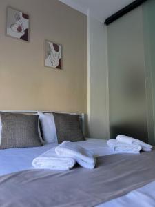 a bedroom with a bed with towels on it at Diktamo Coast Living in Ofrínion