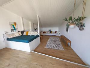 a small room with a bed and a couch at Clair de Provence in Entrevennes