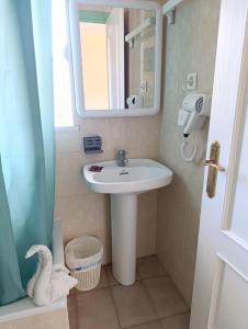 a bathroom with a sink and a mirror at Pensión Restaurante Páramo in La Herradura +66 photos