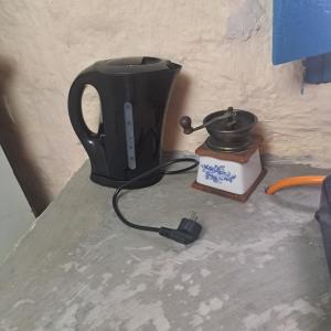 a black tea kettle sitting on top of a counter at Casa de campo in Al Hoceïma