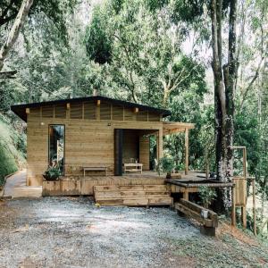a log cabin in the woods with a table and benches at TutiFuti Casa in Chuy
