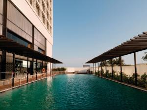 una piscina en medio de un edificio en Orange Megastructure LLP, upcoming as Le Meridien, Surat en Surat