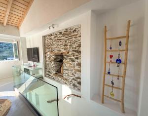 a room with a stone wall and a glass case at Casa Calliope in Playiá