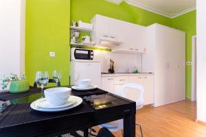 Kuchyň nebo kuchyňský kout v ubytování Apartments Aida