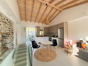 a kitchen and living room with a table and chairs at Casa Calliope in Playiá