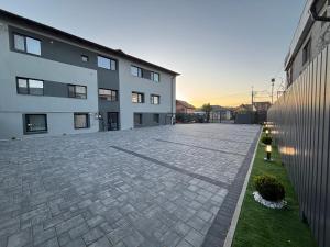 an empty parking lot in front of a building at Wonderland apartment Self Check-in Parking Free in Bistriţa