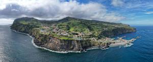 an island in the middle of the ocean at Vila de Baixo in Lajes das Flores