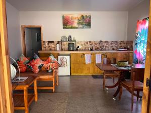 ein Wohnzimmer mit Sofa und eine Küche in der Unterkunft Mareva Kore in Avarua
