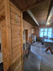 a living room with a fireplace in a log cabin at Chata leśna u Górala in Stróża