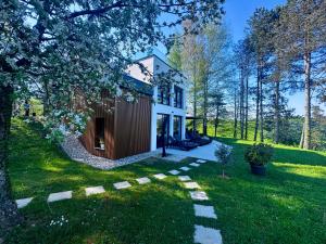 a house in the middle of a yard at Kuća za odmor Šumska Vila in Duga Resa