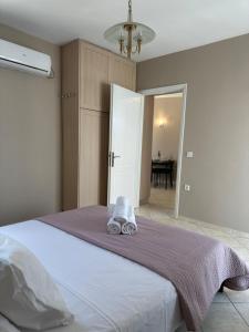 a bedroom with a bed with two towels on it at Kaloula's home in Keramoto