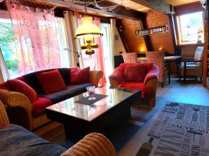 a living room with couches and a coffee table at Ferienhaus Ankerplatz Twielenfleth im Feriendorf Altes Land in Hollern-Twielenfleth +28 photos
