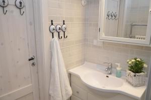 Un baño blanco con lavabo y espejo. en Apartment Into3City Old Town Gdansk, en Gdansk 14 fotos más