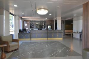 a lobby with a kitchen and a living room at Hotel 2 Gauchos in Naviraí