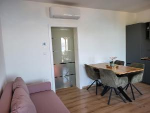 ein Wohnzimmer mit Sofa und Tisch in der Unterkunft Apartment Biondić in Starigrad
