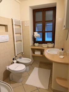 a bathroom with a toilet and a sink at Casa Dani - terrazza relax, parcheggio gratuito e comfort a due passi da Oneglia in Imperia +14 photos