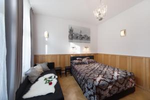 プラハにあるオールド タウン メラントリホヴァ アパートメントのベッドルーム(ベッド1台、ソファ付)