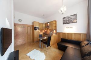 - un salon avec un canapé et une table dans l'établissement Old Town Melantrichova Apartment, à Prague
