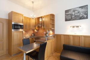 Kuchyň nebo kuchyňský kout v ubytování Old Town Melantrichova Apartment + 3 fotografie
