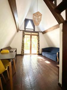 a living room with a blue couch and a window at ECO-POR in Rio do Ouro