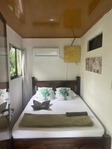 a bedroom with a large bed in a room at Frías Home in Tortuguero