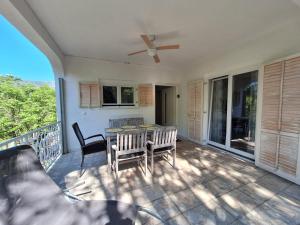 a patio with a table and chairs on a balcony at Apartment Sia in Jadranovo