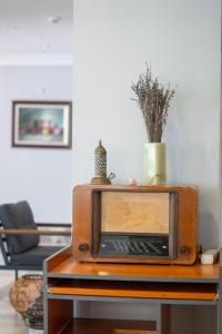 a microwave sitting on a table in a living room at Tunan Motel in Ayvalık