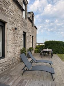 two chairs and a table on a wooden deck at El-Argalora-Bihan in Plobannalec-Lesconil