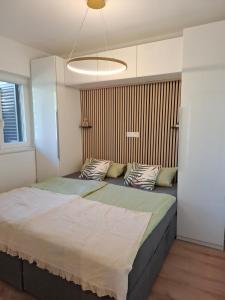 ein Schlafzimmer mit zwei Betten und einer Decke in der Unterkunft Apartment Biondić in Starigrad