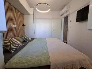 ein Schlafzimmer mit einem großen Bett in einem Zimmer in der Unterkunft Apartment Biondić in Starigrad + 34 Fotos