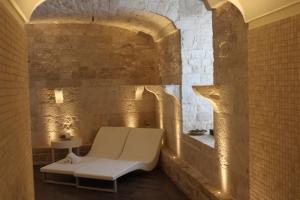 Cette chambre comprend une chaise blanche et une table. dans l'établissement Relais Il Santissimo, à Turi