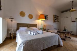 a bedroom with a bed with two towels on it at Kythaeri Studios in Frátsia