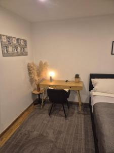 a bedroom with a desk with a chair and a bed at Treuberg Rooms - Cuxhaven Northside in Cuxhaven