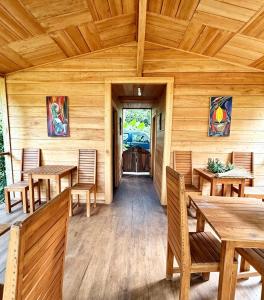 a wooden cabin with wooden tables and chairs at ECO-POR in Rio do Ouro