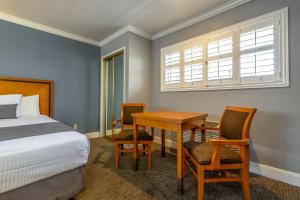 a bedroom with a bed and a table and chairs at SOMA Park Inn in San Francisco