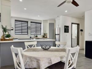 a kitchen with a table and chairs in a kitchen at House Ayala 2BR 2Bd in Rosarito
